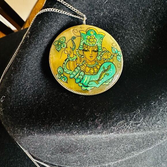 Russian Yoke Girl Hand painted 2sided lacquer pendent 1970’s Vintage - Picture 6 of 7